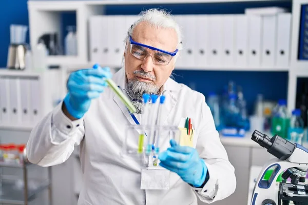 Middelbare Leeftijd Grijs Harige Man Wetenschapper Die Reageerbuizen Het Laboratorium — Stockfoto