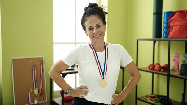 Middle Age Hispanic Woman Wearing Gold Medal Standing Sport Center — Stok fotoğraf