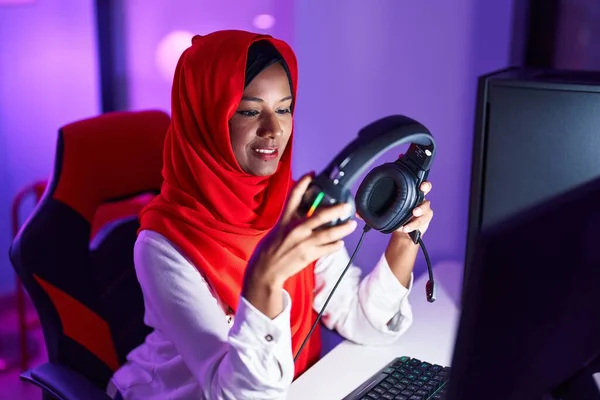 Young Beautiful Woman Streamer Smiling Confident Holding Headphones Gaming Room — Stockfoto