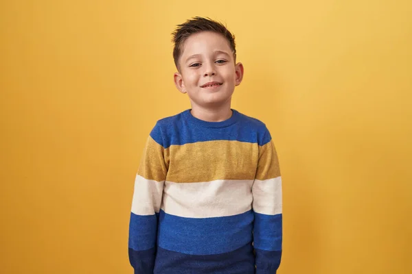 Kleiner Hispanischer Junge Auf Gelbem Hintergrund Mit Einem Fröhlichen Und — Stockfoto