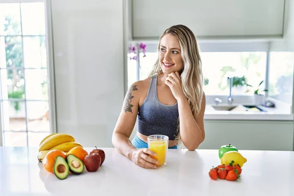 Junge Frau Lächelt Selbstbewusst Und Hält Orangensaft Der Küche — Stockfoto