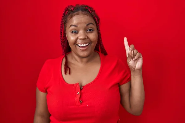 Mujer Afroamericana Con Pelo Trenzado Pie Sobre Fondo Rojo Señalando —  Fotos de Stock