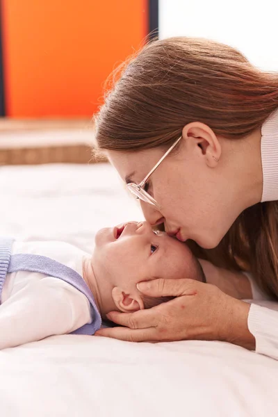 Mère Fils Couchés Sur Lit Embrassant Bébé Dans Chambre — Photo