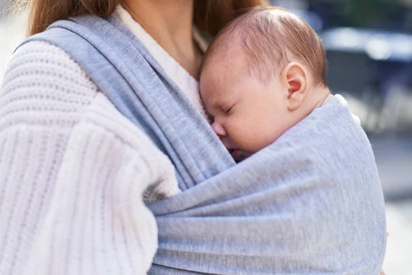 Madre Figlio Dormire Bambino Piedi Strada — Foto Stock