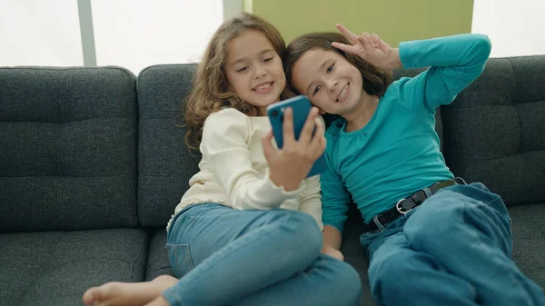Two Kids Make Selfie Smartphone Sitting Sofa Home — Stok fotoğraf