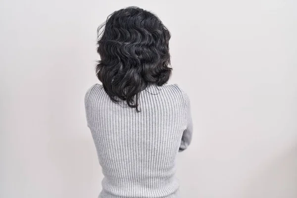 Hispanic Woman Dark Hair Standing Isolated Background Standing Backwards Looking — Stockfoto