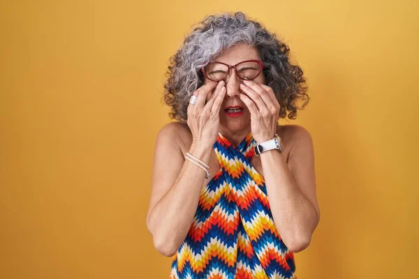 Femeia Vârstă Mijlocie Păr Gri Picioare Fundal Galben Frecarea Ochilor — Fotografie, imagine de stoc