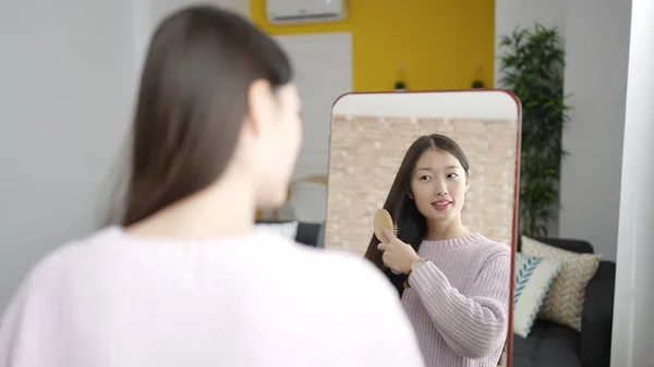 Joven Mujer China Peinando Pelo Mirando Espejo Dormitorio —  Fotos de Stock