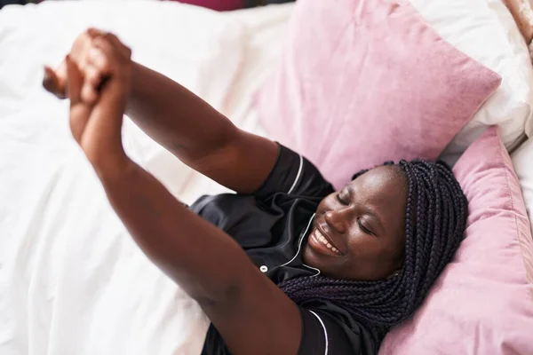 Африканская Американка Просыпается Протянутыми Руками Спальне — стоковое фото