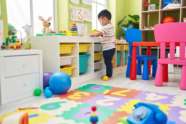 Liebenswertes Hispanisches Kleinkind Spielt Kindergarten — Stockfoto