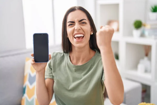 Young Brunette Woman Holding Smartphone Showing Blank Screen Annoyed Frustrated — Stockfoto