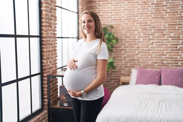 Ung Gravid Kvinna Ler Säker Berörande Mage Stående Sovrummet — Stockfoto