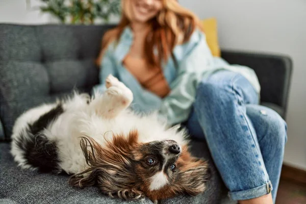 Junge Kaukasierin Sitzt Hause Auf Sofa Und Spielt Mit Hund — Stockfoto