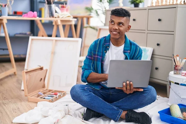 Young Latin Man Artist Using Laptop Sitting Floor Art Studio — Stok fotoğraf