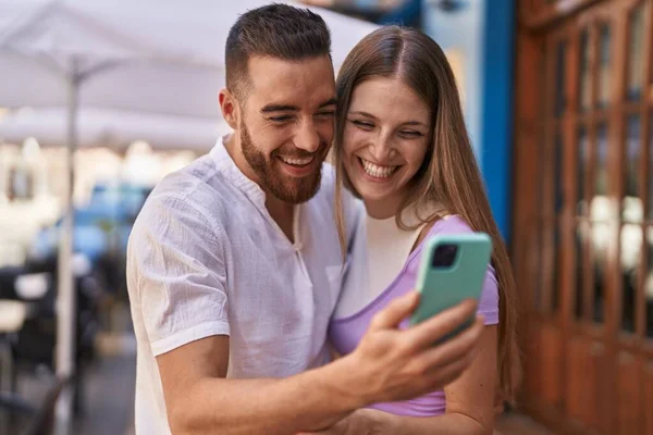 Чоловік Жінка Пара Посміхаються Впевнено Використовуючи Смартфон Вулиці — стокове фото