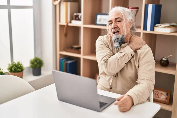Středního Věku Šedovlasý Muž Trpí Bolestí Zad Pomocí Notebooku Sedí — Stock fotografie