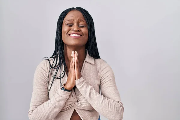 Donna Africana Con Trecce Piedi Sfondo Bianco Implorando Pregando Con — Foto Stock