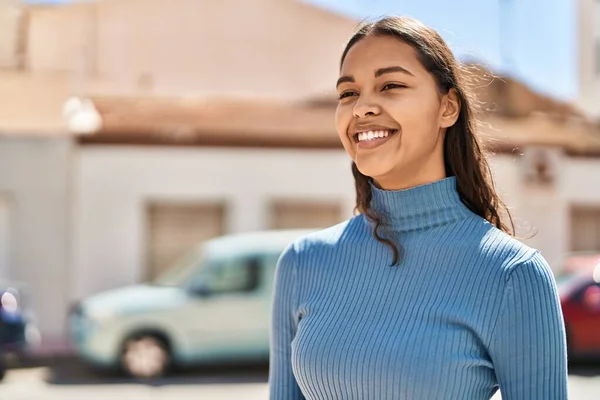 年轻的非洲裔美国女人站在街上自信地微笑 — 图库照片