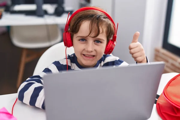 Adorável Hispânico Menino Estudante Usando Laptop Fazendo Gesto Com Polegar — Fotografia de Stock