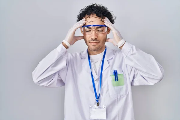 Spanyol Férfi Aki Tudós Laboratóriumban Dolgozik Fejfájással Mert Stresszes Migrénben — Stock Fotó