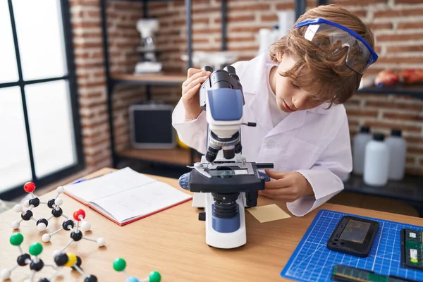 Liebenswert Kaukasischen Jungen Schüler Mit Mikroskop Klassenzimmer — Stockfoto