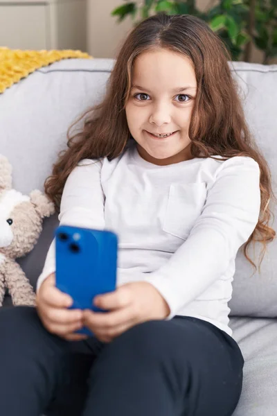 Adorável Hispânico Menina Fazer Selfie Por Smartphone Sentado Sofá Casa — Fotografia de Stock