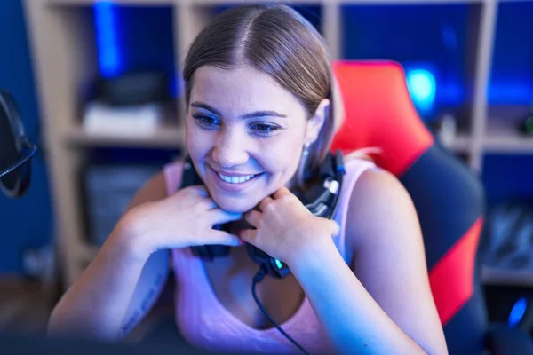 Young Beautiful Hispanic Woman Streamer Smiling Confident Sitting Table Gaming — Stock Photo, Image