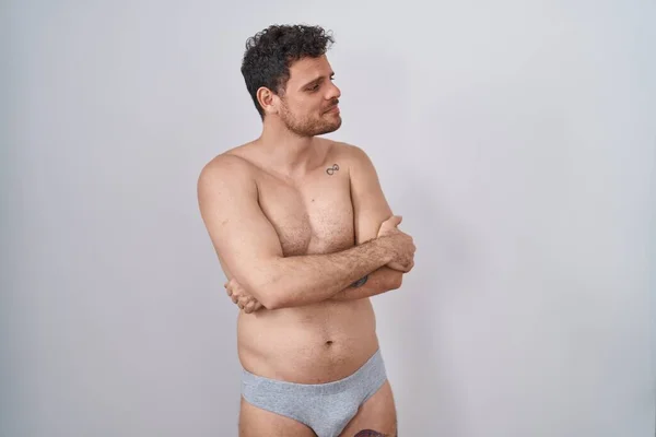 Ung Latinamerikansk Man Står Tröjlös Bär Underkläder Tittar Sidan Med — Stockfoto