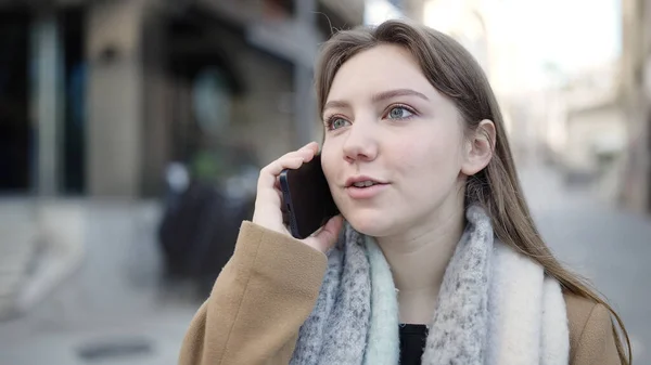 Ung Blondine Kvinde Smilende Selvsikker Taler Smartphone Gaden - Stock-foto