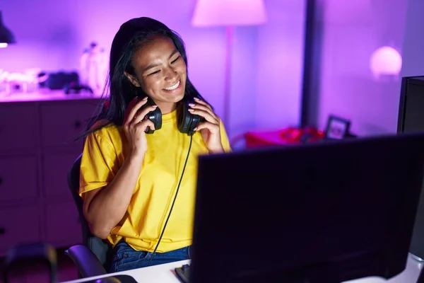 Young Beautiful Latin Woman Streamer Smiling Confident Sitting Table Gaming — ストック写真