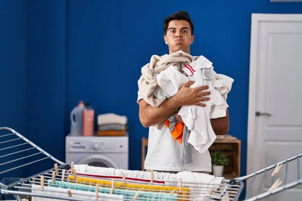 Çamaşır Ipine Kıyafet Asan Spanyol Bir Adam Komik Suratıyla Yanaklarını — Stok fotoğraf