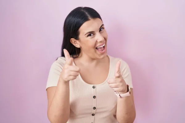 Young Hispanic Woman Standing Pink Background Pointing Fingers Camera Happy — Stock Photo, Image