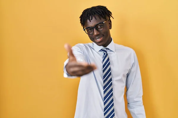 Hombre Africano Con Rastas Pie Sobre Fondo Amarillo Sonriente Amistoso — Foto de Stock