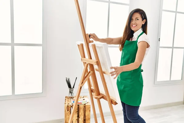 Middle Age Hispanic Woman Smiling Confident Looking Canvas Draw Art — ストック写真