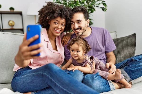 Çift Kızı Evdeki Kanepede Oturan Akıllı Telefonun Yanında Selfie Çekiyor — Stok fotoğraf