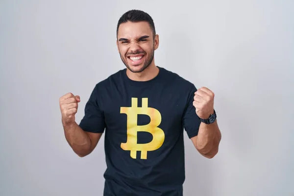 Joven Hombre Hispano Vistiendo Camiseta Bitcoin Muy Feliz Emocionado Haciendo —  Fotos de Stock