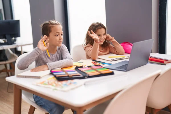 Two Kids Students Having Online Lesson Saying Hello Hand Classroom — Stock Photo, Image