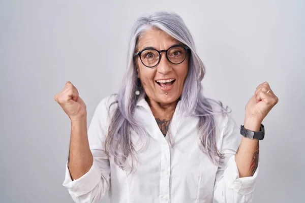 Middle Age Woman Tattoos Wearing Glasses Standing White Background Celebrating — 图库照片
