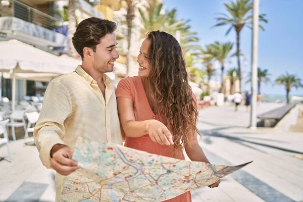 Mann Und Frau Lächeln Selbstbewusst Und Halten Landkarte Straße — Stockfoto