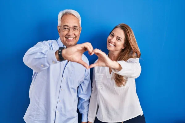 Medelåldern Latinamerikanskt Par Står Över Blå Bakgrund Leende Kärlek Gör — Stockfoto