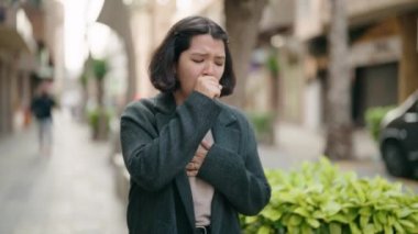 Sokakta öksüren genç İspanyol kız.