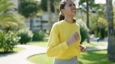 Genç Afro-Amerikan kadın gülümsüyor parkta geriniyor.