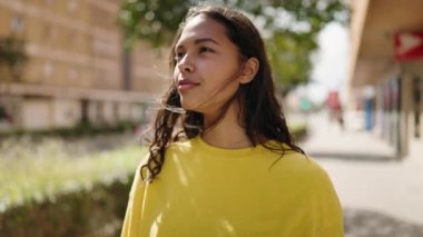 Genç Afrikalı Amerikalı kadın gülümsüyor. Kendine güveni tam.