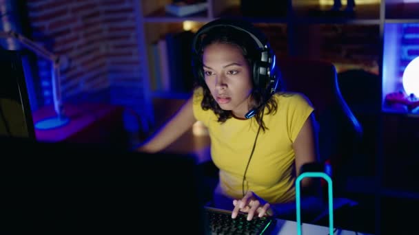 年轻的非洲裔美国女人强调在游戏室使用电脑 — 图库视频影像