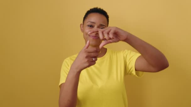 Afroamerikanerin Lächelt Selbstbewusst Und Macht Foto Geste Mit Händen Vor — Stockvideo