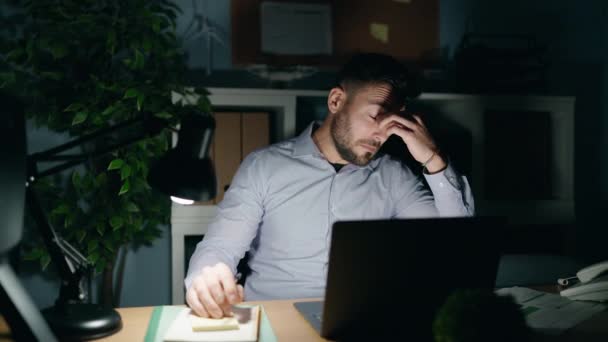 Joven Trabajador Negocios Hispano Estresado Trabajando Horas Extras Oficina — Vídeos de Stock