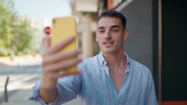 Mladý Hispánec Usmívá Sebevědomě Videohovory Ulici — Stock video