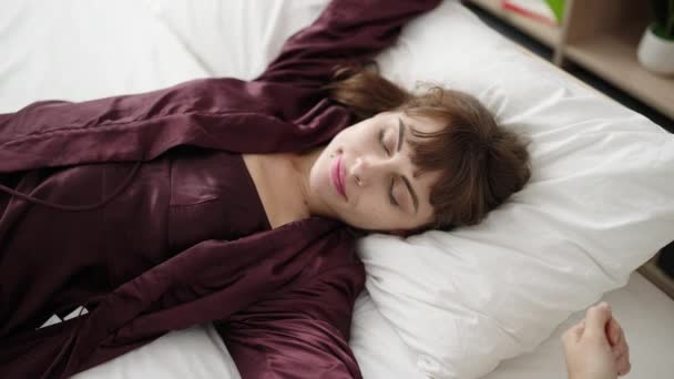 Jonge Kaukasische Vrouw Slapen Het Bed Met Pyjama Slaapkamer — Stockvideo