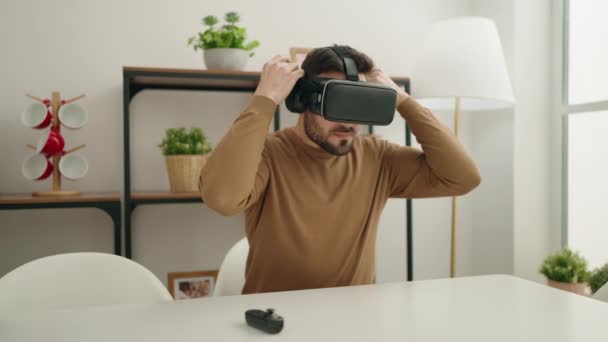 Молодой Латиноамериканец Играющий Видеоигры Домашних Очках Виртуальной Реальности — стоковое видео