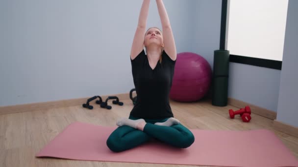 Young Blonde Woman Smiling Confident Training Yoga Sport Center — Video